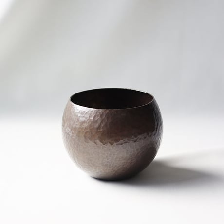 まあるい花器　黒染鎚目