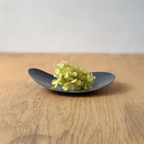 鎚目模様の勾玉皿（黒染）