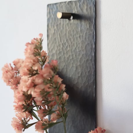 鎚目模様の壁掛け花器
