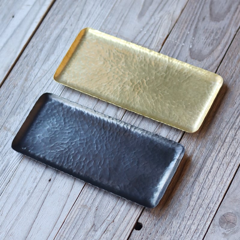 鎚目模様の長方形キャッシュトレー 真鍮／黒染／錫めっき | WATO