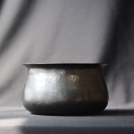 銅黒染金散らし建水