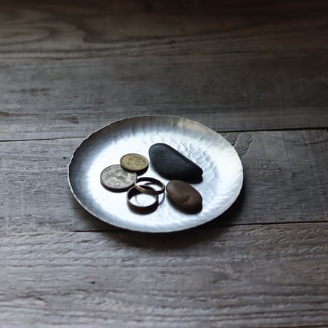 鎚目模様の錫銀色小皿 　[　海月　]