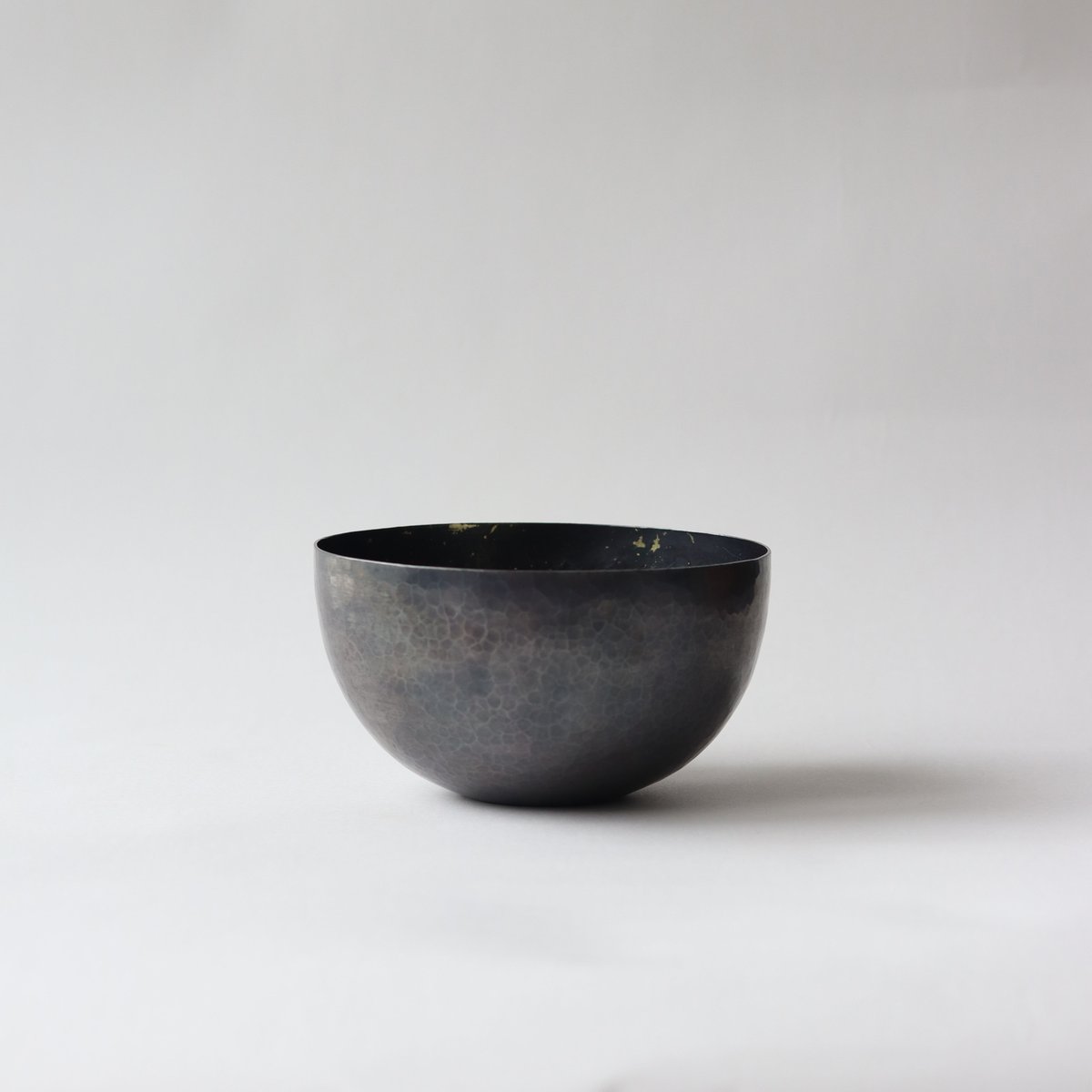 茶道具　建水　真鍮製(胴体外側に力強い文様あり)　紙箱　N326K 茶道具 建水 真鍮製(胴体外側に力強い文様あり) 紙箱 N326K