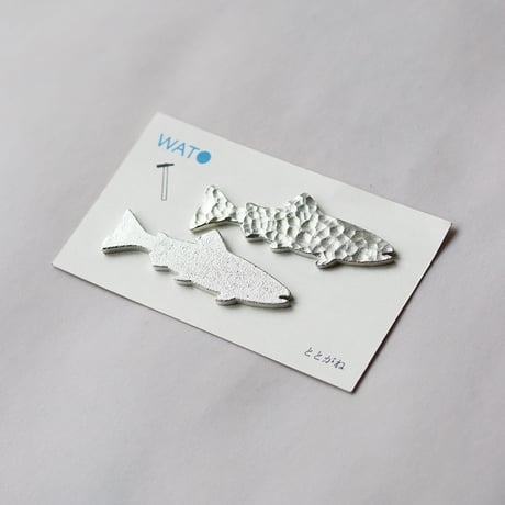 錫でできた魚のカタチの箸置き