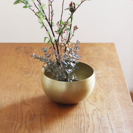 まあるいお椀型の真鍮花器