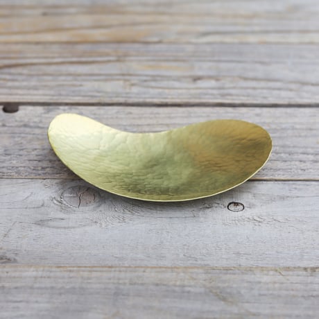 鎚目模様の勾玉皿（真鍮）