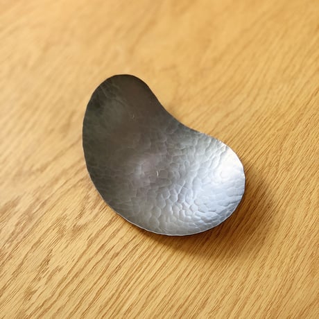 鎚目模様の勾玉皿（黒染）