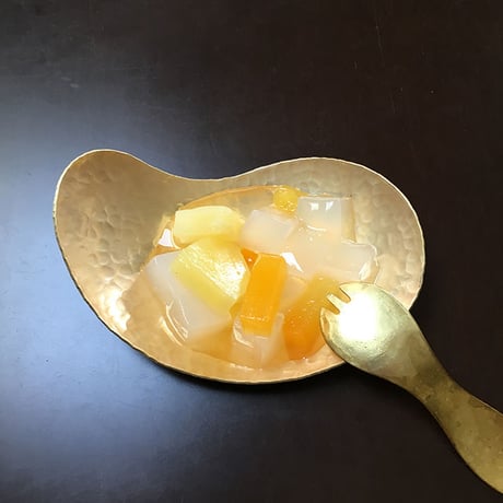 鎚目模様の勾玉皿：深