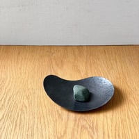 鎚目模様の勾玉皿（黒染）