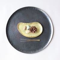鎚目模様の勾玉平皿（真鍮）