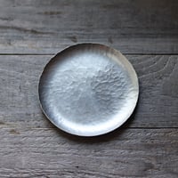 鎚目模様の錫銀色小皿 　[　海月　]