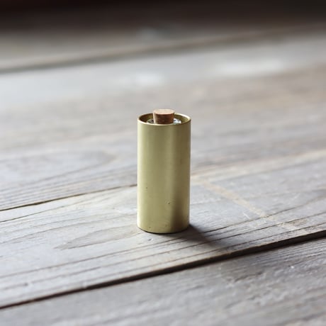 真鍮でできたシンプルなテーブル花器