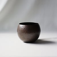 まあるい花器　黒染鎚目