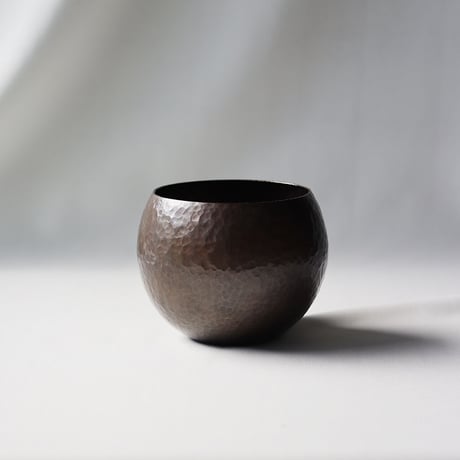 まあるい花器　黒染鎚目