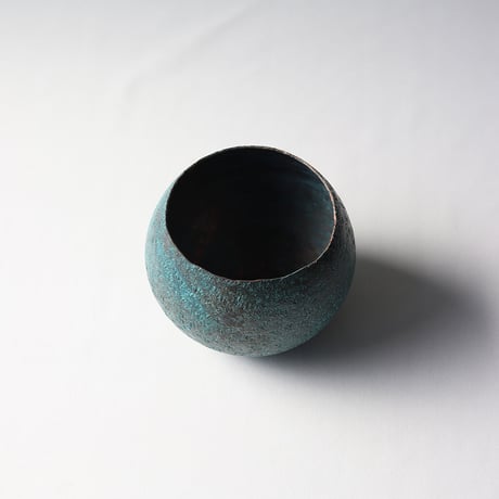 まあるい花器　緑青鎚目