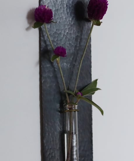 鎚目模様の黒染め壁掛け花器