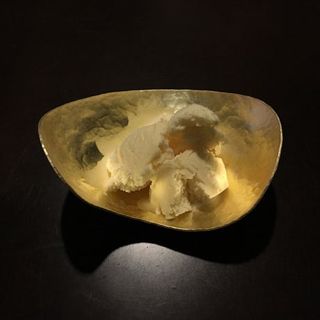鎚目模様の勾玉皿：深