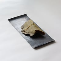鎚目模様の角小盆　[　黒染　]
