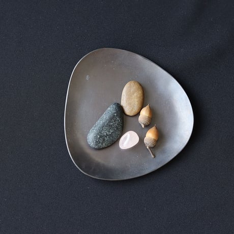 Stone S  ふぞろいの黒染皿