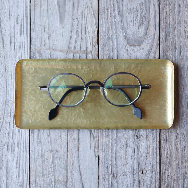 鎚目模様の長方形キャッシュトレー 真鍮／黒染／錫めっき | WATO