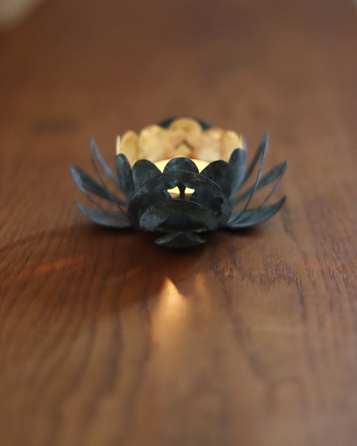 蓮型の真鍮キャンドルホルダー [ ハスアカリ ] | WATO