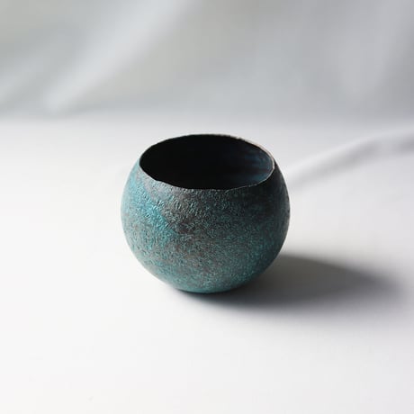 まあるい花器　緑青鎚目