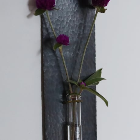 鎚目模様の壁掛け花器