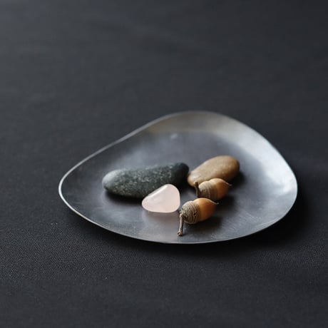 Stone S  ふぞろいの黒染皿
