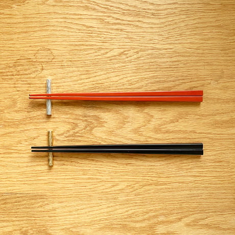 小枝のような真鍮の箸置き