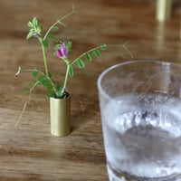 真鍮でできたシンプルなテーブル花器