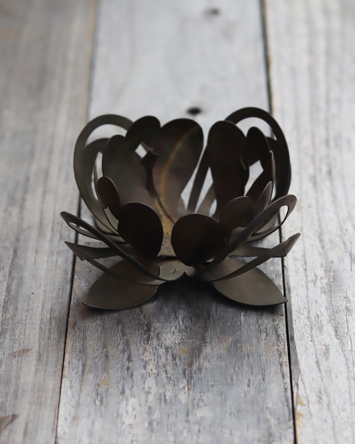 蓮型の真鍮キャンドルホルダー [ ハスアカリ ] | WATO