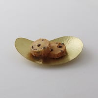鎚目模様の勾玉皿（真鍮）