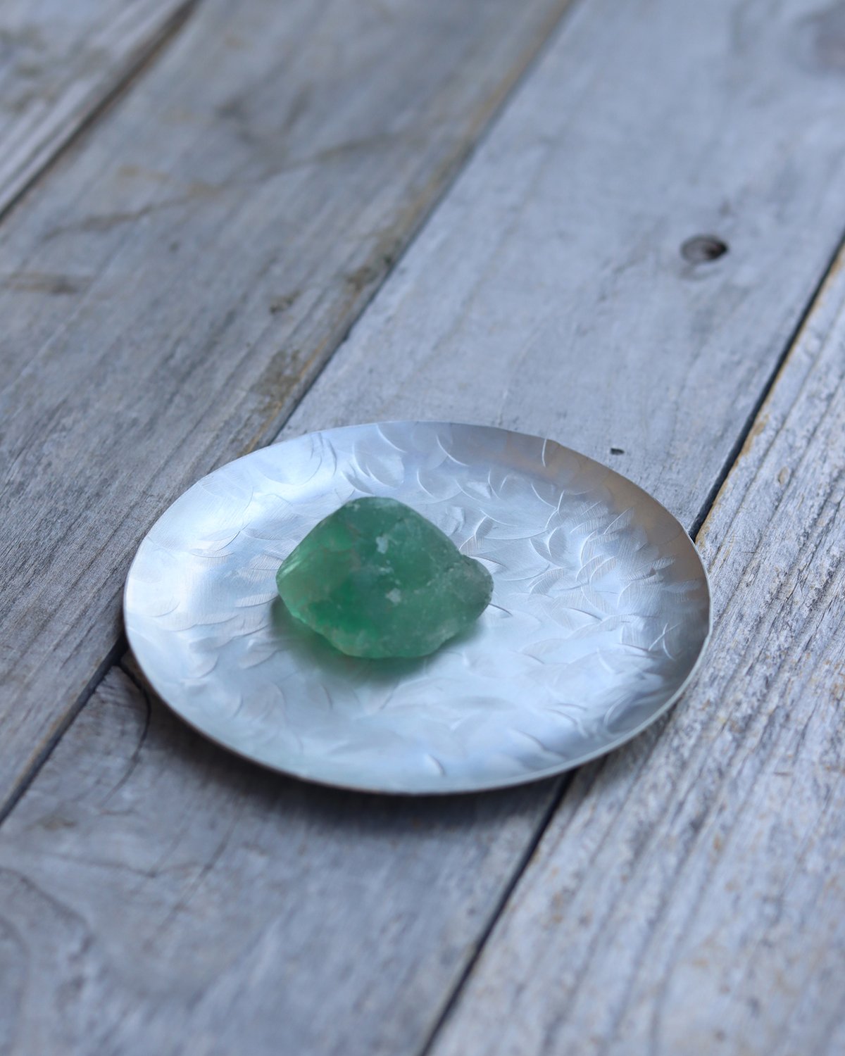 鎚目模様の錫銀色小皿 [ 海月 ] | WATO