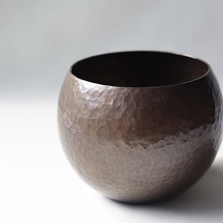 まあるい花器　黒染鎚目