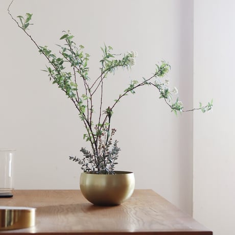 まあるいお椀型の真鍮花器