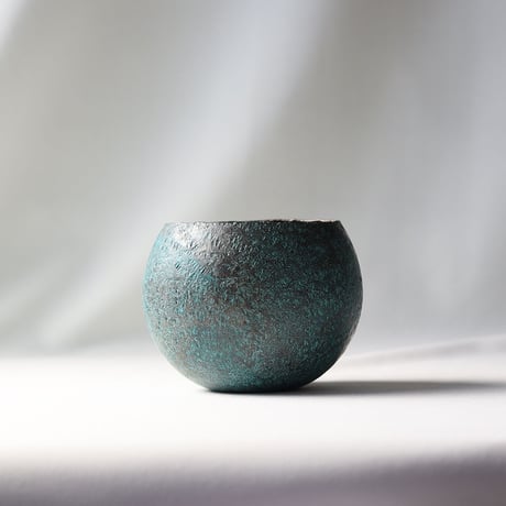 まあるい花器　緑青鎚目