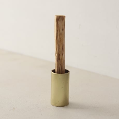 真鍮でできたシンプルなテーブル花器