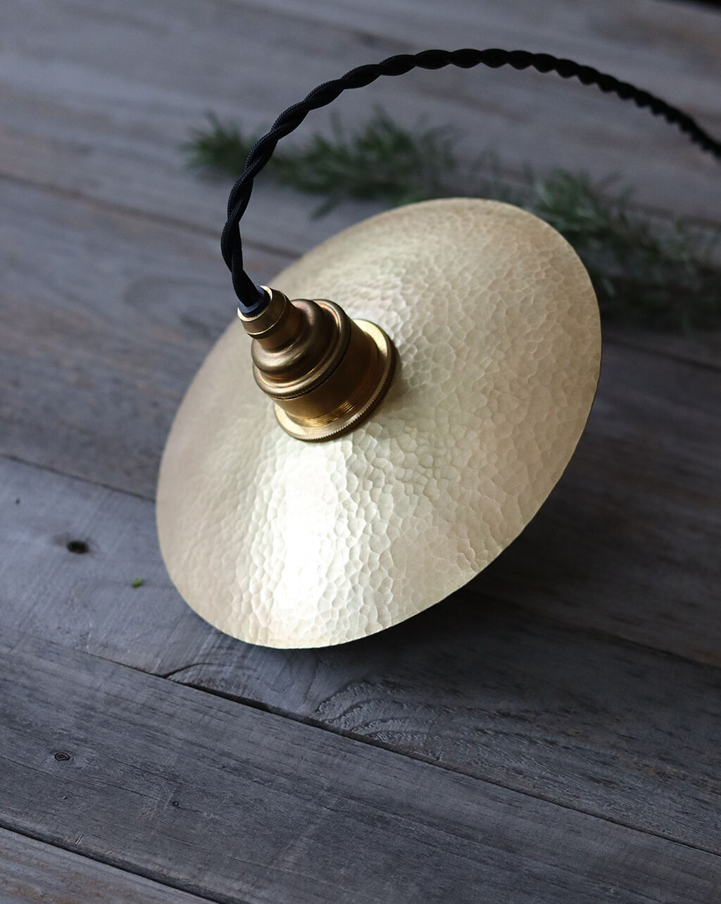 鎚目模様のシェードランプ E26お皿型 真鍮180mm | WATO