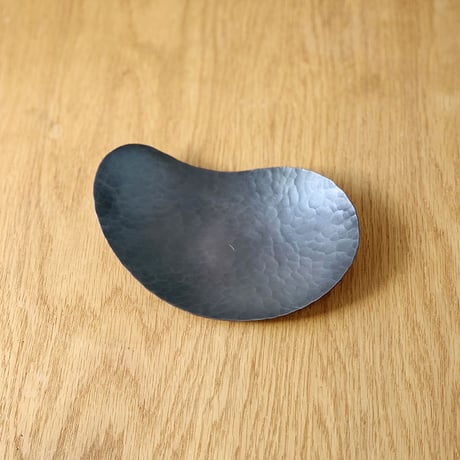鎚目模様の勾玉皿（黒染）