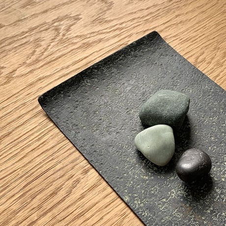 鎚目模様の角小盆　[　緑青　]