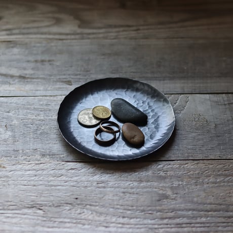 鎚目模様の黒染小皿　 [　新月　]