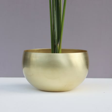 まあるいお椀型の真鍮花器