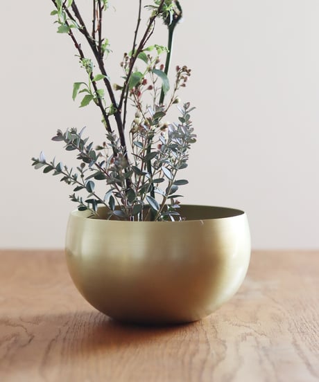 まあるいお椀型の真鍮花器
