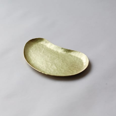 鎚目模様の勾玉平皿（真鍮）