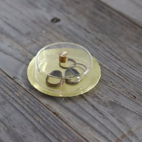 鎚目模様の真鍮豆皿とアクセサリードーム