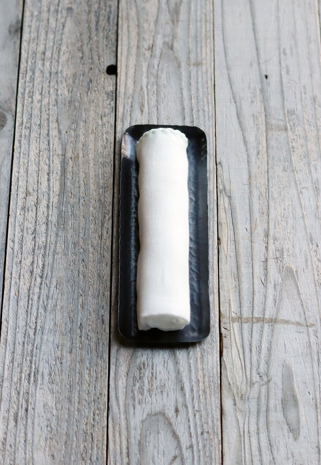 鎚目模様のおしぼり皿 大（黒染） | WATO