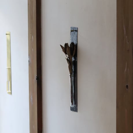 鎚目模様の壁掛け花器
