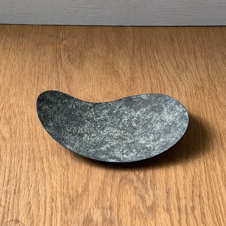 鎚目模様の勾玉皿（緑青）