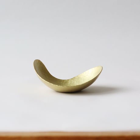 鎚目模様の勾玉皿：深