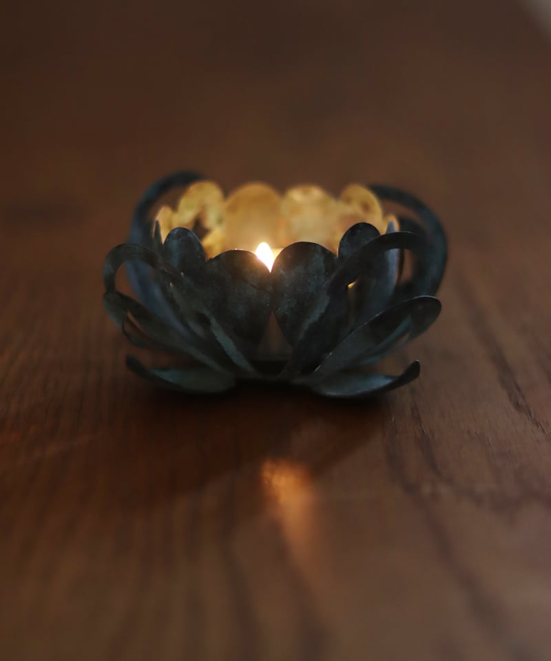 蓮型の真鍮キャンドルホルダー [ ハスアカリ ] | WATO